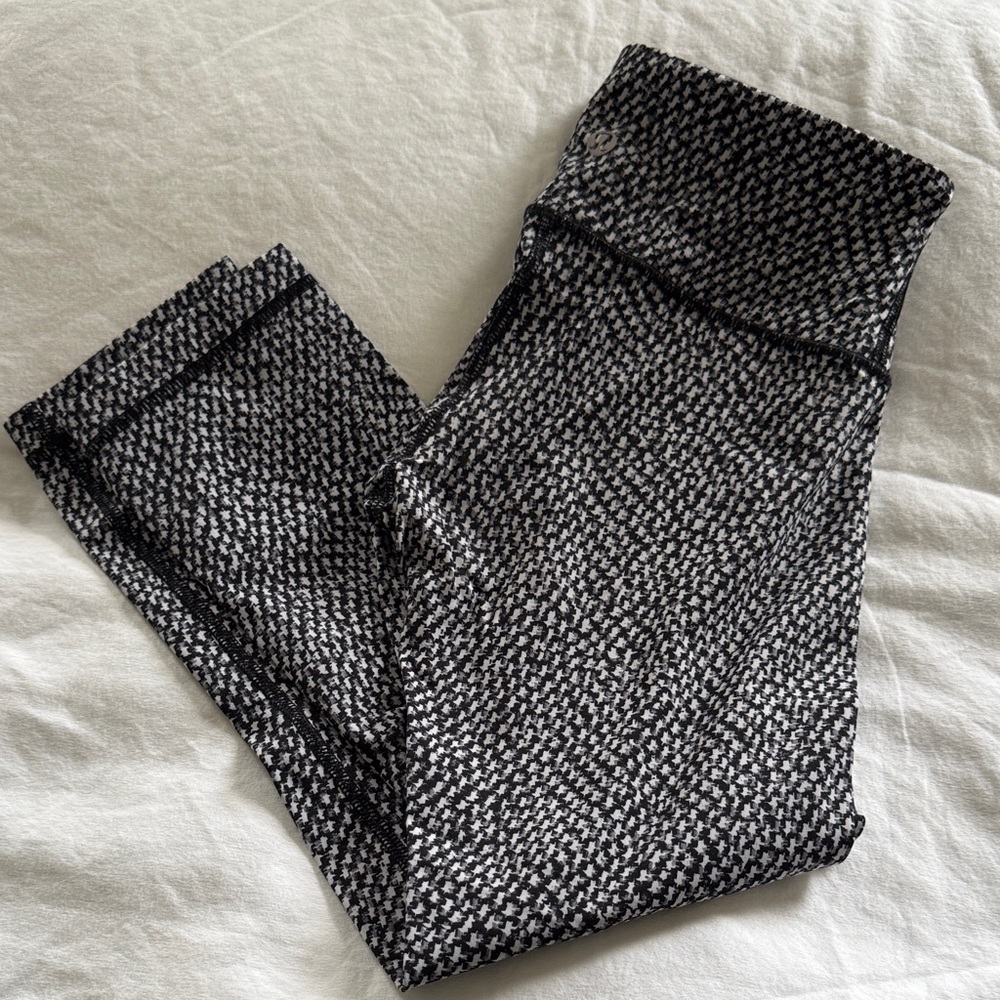 Lululemon Cropped Black and White Patterned Leggings 21” inseam